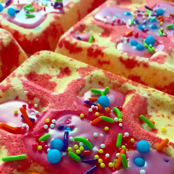 Peachy bath bomb - Picture 3 of 3